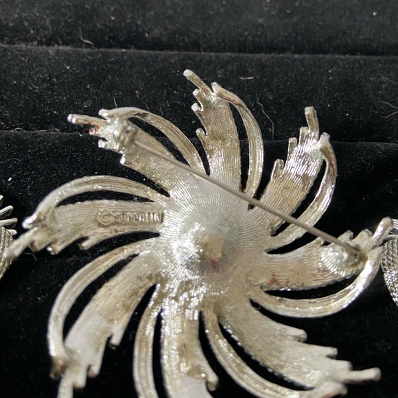 Vintage Sarah Coventry brooch and clips set - Picture 3 of 5
